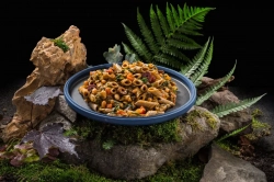 Cvrččí proteinové penne v omáčce s fazolemi, špenátem a olivami 142 g (400 g finálního jídla)