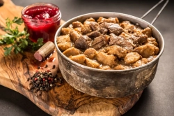 Jelení ragů s bramborovými špalíčky 400g